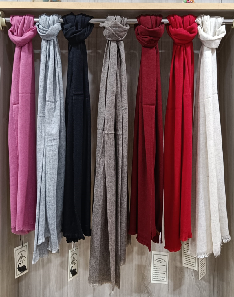 The trendy pattern scarf style made in Nepal by diamond knitland